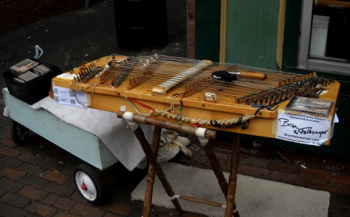 the dulcimer with single pickup set up on the street